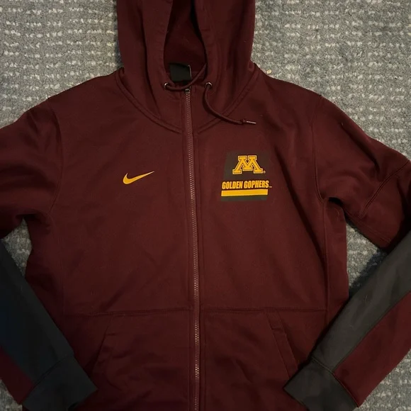 Nike tracksuit in Minnesota vollyball on field player issued gear